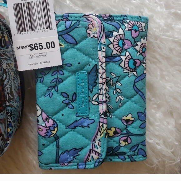 Vera Bradley RFID Blue Floral small billfold & Vera blad clear floral cosmetic - Picture 6 of 9